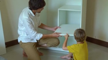 Baba ve oğul küçük parçalar ahşap mobilya montajı