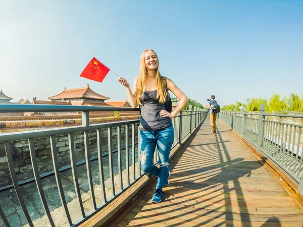 Godendo le vacanze in Cina. Giovane donna con bandiera nazionale cinese a Città Proibita. Viaggio in Cina concetto. Transito senza visto 72 ore, 144 ore in Cina — Foto Stock