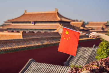 Tatil Çin'de zevk. Ulusal genç kadınla Çin Yasak Şehir içinde bayrak. Çin kavramı için seyahat. Vize ücretsiz transit 72 saat, Çin'deki 144 saat