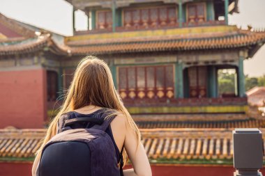 Tatil Çin'de zevk. Yasak Şehir genç kadın. Çin kavramı için seyahat. Vize ücretsiz transit 72 saat, Çin'deki 144 saat