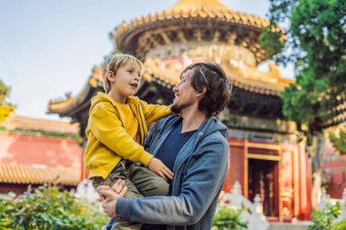 Tatil Çin'de zevk. Baba ve oğul yasak şehir içinde. Çin'e çocuk kavramı ile seyahat. Vize ücretsiz transit 72 saat, Çin'deki 144 saat