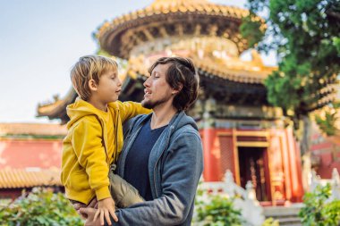 Tatil Çin'de zevk. Baba ve oğul yasak şehir içinde. Çin'e çocuk kavramı ile seyahat. Vize ücretsiz transit 72 saat, Çin'deki 144 saat