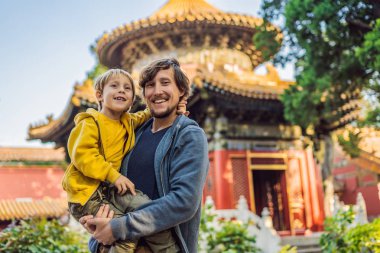 Tatil Çin'de zevk. Baba ve oğul yasak şehir içinde. Çin'e çocuk kavramı ile seyahat. Vize ücretsiz transit 72 saat, Çin'deki 144 saat