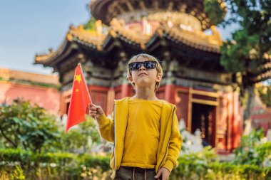 Tatil Çin'de zevk. Ulusal genç çocukla Çin Yasak Şehir içinde bayrak. Çin'e çocuk kavramı ile seyahat. Vize ücretsiz transit 72 saat, Çin'deki 144 saat