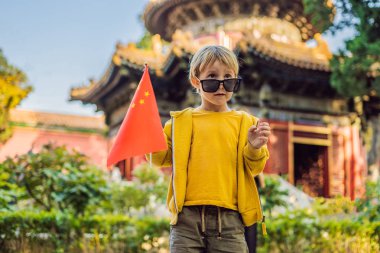 Tatil Çin'de zevk. Ulusal genç çocukla Çin Yasak Şehir içinde bayrak. Çin'e çocuk kavramı ile seyahat. Vize ücretsiz transit 72 saat, Çin'deki 144 saat