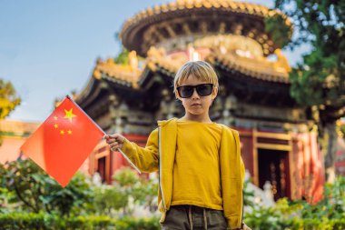 Tatil Çin'de zevk. Ulusal genç çocukla Çin Yasak Şehir içinde bayrak. Çin'e çocuk kavramı ile seyahat. Vize ücretsiz transit 72 saat, Çin'deki 144 saat