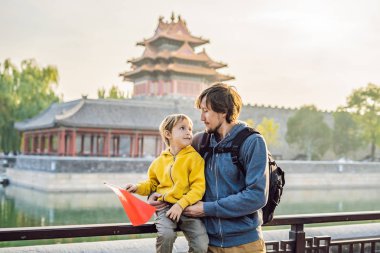 Tatil Çin'de zevk. Mutlu aile Ulusal Çin Yasak Şehir içinde bayrak. Çin'e çocuk kavramı ile seyahat. Vize ücretsiz transit 72 saat, Çin'deki 144 saat