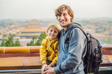 Tatil Çin'de zevk. Baba ve oğul yasak şehir içinde. Çin'e çocuk kavramı ile seyahat. Vize ücretsiz transit 72 saat, Çin'deki 144 saat