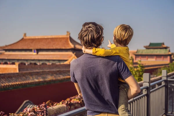 Disfrutando de las vacaciones en China. Papá e hijo en Ciudad Prohibida. Viajar a China con concepto de niños. Visa de tránsito libre 72 horas, 144 horas en China —  Fotos de Stock