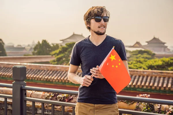 Desfrutando de férias na China. Jovem com bandeira nacional chinesa na Cidade Proibida. Viaje para o conceito China. Trânsito livre de vistos 72 horas, 144 horas na China — Fotografia de Stock