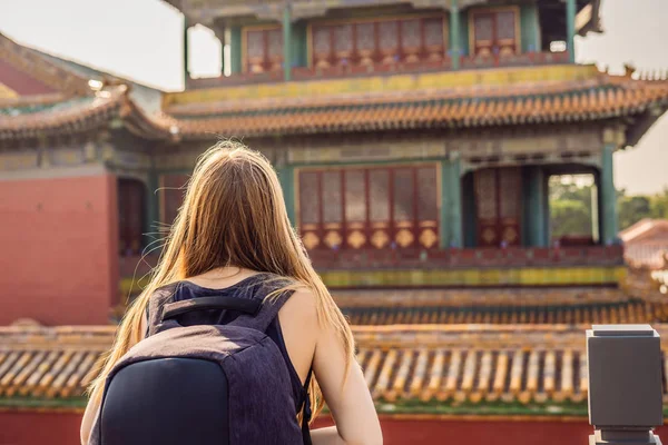 Tatil Çin'de zevk. Yasak Şehir genç kadın. Çin kavramı için seyahat. Vize ücretsiz transit 72 saat, Çin'deki 144 saat