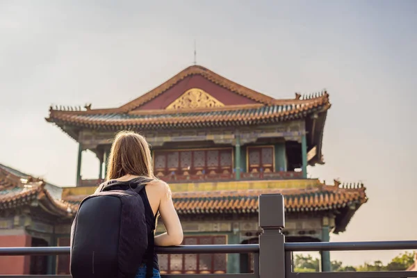 Godendo le vacanze in Cina. Giovane donna nella Città Proibita. Viaggio in Cina concetto. Transito senza visto 72 ore, 144 ore in Cina — Foto Stock