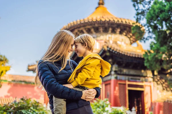 Tatil Çin'de zevk. Anne ve oğlu yasak şehir içinde. Çin'e çocuk kavramı ile seyahat. Vize ücretsiz transit 72 saat, Çin'deki 144 saat