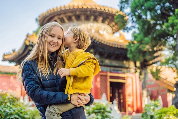 Enjoying vacation in China. Mom and son in Forbidden City. Travel to China with kids concept. Visa free transit 72 hours, 144 hours in China — Stock Photo, Image