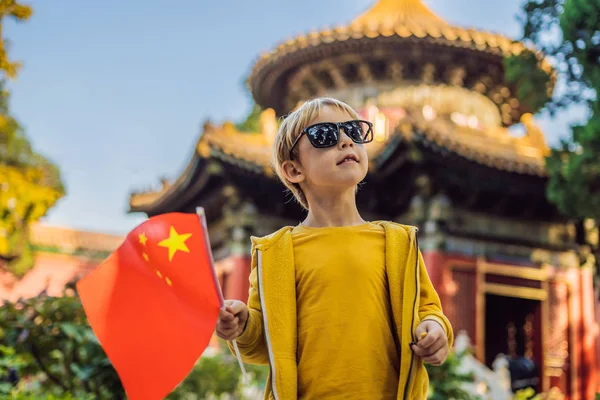 Tatil Çin'de zevk. Ulusal genç çocukla Çin Yasak Şehir içinde bayrak. Çin'e çocuk kavramı ile seyahat. Vize ücretsiz transit 72 saat, Çin'deki 144 saat