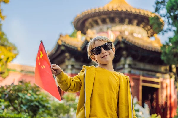 Godendo le vacanze in Cina. Ragazzo con bandiera nazionale cinese a Città Proibita. Viaggia in Cina con il concetto di bambini. Transito senza visto 72 ore, 144 ore in Cina — Foto Stock