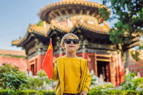 Godendo le vacanze in Cina. Ragazzo con bandiera nazionale cinese a Città Proibita. Viaggia in Cina con il concetto di bambini. Transito senza visto 72 ore, 144 ore in Cina — Foto Stock