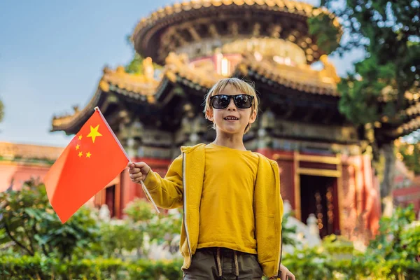 Godendo le vacanze in Cina. Ragazzo con bandiera nazionale cinese a Città Proibita. Viaggia in Cina con il concetto di bambini. Transito senza visto 72 ore, 144 ore in Cina — Foto Stock