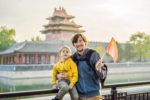 Tatil Çin'de zevk. Mutlu aile Ulusal Çin Yasak Şehir içinde bayrak. Çin'e çocuk kavramı ile seyahat. Vize ücretsiz transit 72 saat, Çin'deki 144 saat