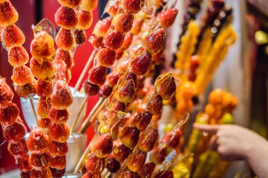 Geleneksel Çince tatlı - şekerlenmiş meyve tahta bir sopa üzerinde