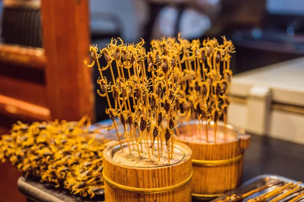 Escorpiões fritos em Wangfujing mercado noturno de Pequim, China — Fotografia de Stock