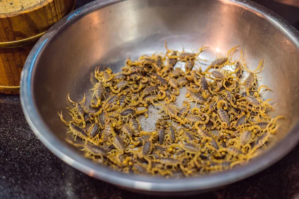 Kalajengking goreng di pasar malam Wangfujing di Beijing, Cina — Stok Foto