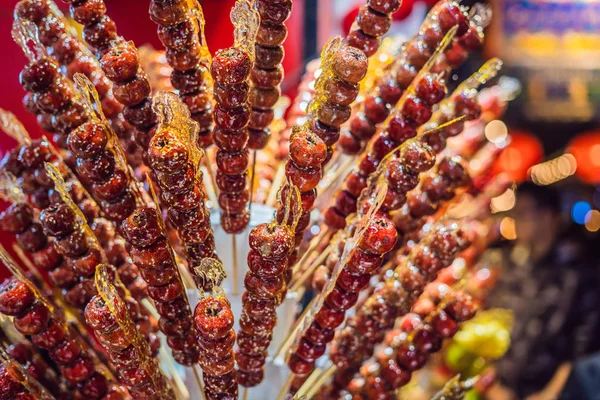 Traditionelles chinesisches Dessert - kandierte Früchte auf einem Holzstab — Stockfoto