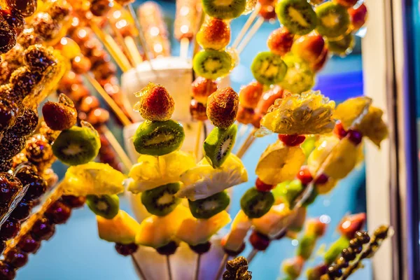 전통적인 중국 디저트-나무 막대기에 과일을 설탕에 졸인 — 스톡 사진