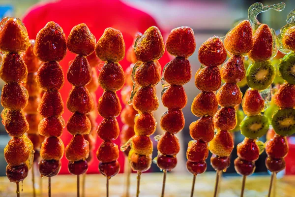 Sobremesa tradicional chinesa Fruta cristalizada em uma vara de madeira — Fotografia de Stock