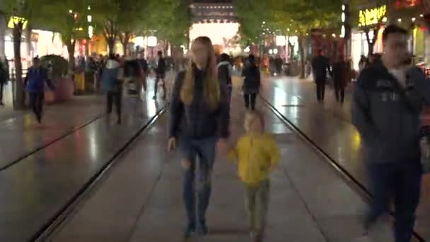 BEIJING, CHINA - OUTUBRO 30, 2018: Fotografia de hiperlapso de mulher caucasiana e seu filho andando pela passarela em um centro da cidade velha de Pequim — Vídeo de Stock
