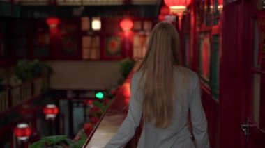 Çin'deki bir mutlu kadın zevk tatil turist Slowmotion vurdu. Çin kavramı için seyahat. Vize ücretsiz transit 72 saat, Çin'deki 144 saat