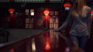 Çin'deki bir mutlu kadın zevk tatil turist Slowmotion vurdu. Çin kavramı için seyahat. Vize ücretsiz transit 72 saat, Çin'deki 144 saat