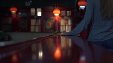 Çin'deki bir mutlu kadın zevk tatil turist Slowmotion vurdu. Çin kavramı için seyahat. Vize ücretsiz transit 72 saat, Çin'deki 144 saat