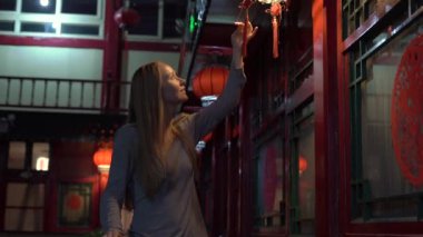 Çin'deki bir mutlu kadın zevk tatil turist Slowmotion vurdu. Çin kavramı için seyahat. Vize ücretsiz transit 72 saat, Çin'deki 144 saat