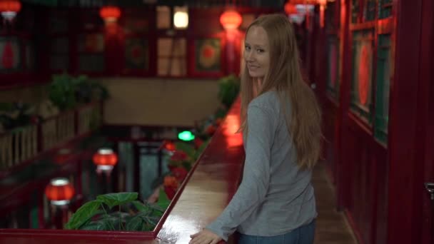 Kieliszek w slowmotion kobieta szczęśliwy turysta korzystających wakacje w Chinach. Podróż do Chin koncepcja. Wiza swobodnego tranzytu 72 godzin, 144 godziny w Chinach — Wideo stockowe