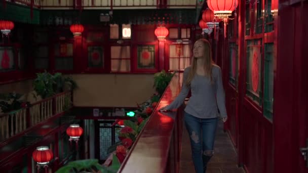 Slowmotion πλάνο του μια ευτυχισμένη γυναίκα τουριστικά απολαμβάνουν διακοπές στην Κίνα. Ταξίδι στην Κίνα έννοια. Θεώρηση ελεύθερης διαμετακόμισης 72 ώρες, 144 ώρες στην Κίνα — Αρχείο Βίντεο