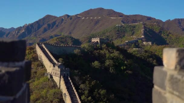 Una sección de la Gran Muralla China que se eleva por el lado de la montaña en un comienzo de otoño — Vídeo de stock