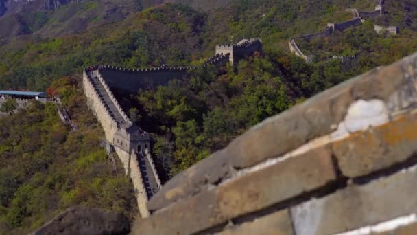 Del Kinesiska Muren Som Stiger Upp För Berget Början Nedgången — Stockvideo