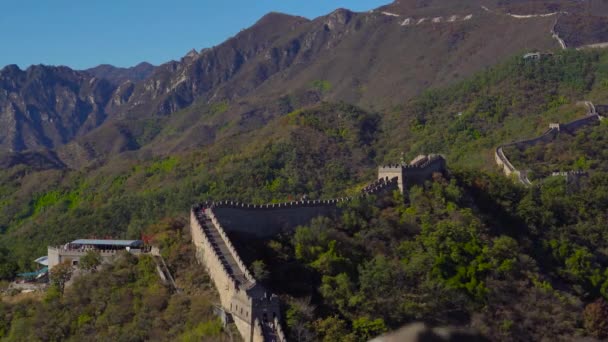 Steadicam tiro da Grande Muralha da China. Câmera desce as escadas da Muralha — Vídeo de Stock