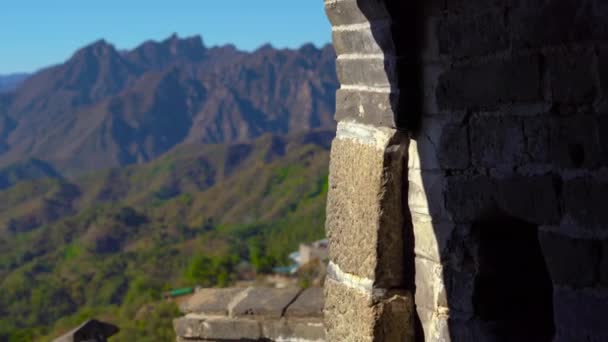 Steadicam disparo de la Gran Muralla China que se eleva por el lado de la montaña en un comienzo de otoño. La cámara se mueve a través del pasaje en la torre de vigilancia y muestra la vista desde la ventana de la pared — Vídeo de stock