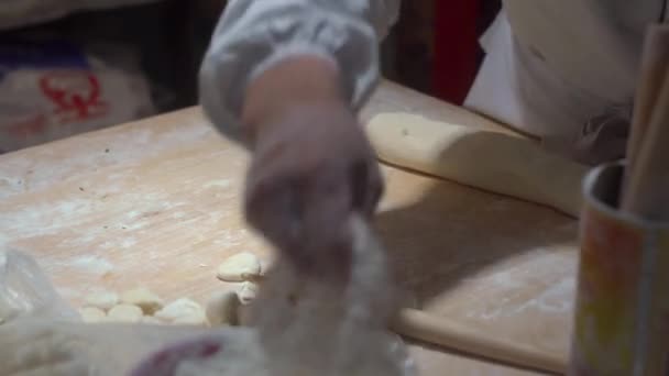 Ruční Záběr Čínských Kuchařů Vaření Slavné Čínské Knedlíky Různými Náplněmi — Stock video