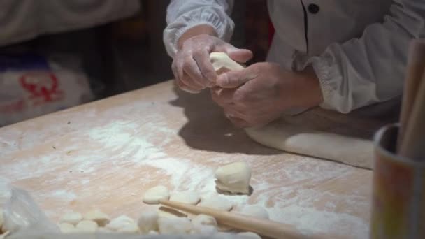 Tiro portátil de cozinheiros chineses cozinhando bolinhos chineses famosos com vários recheios. Viaje para o conceito China. Conceito de comida chinesa . — Vídeo de Stock