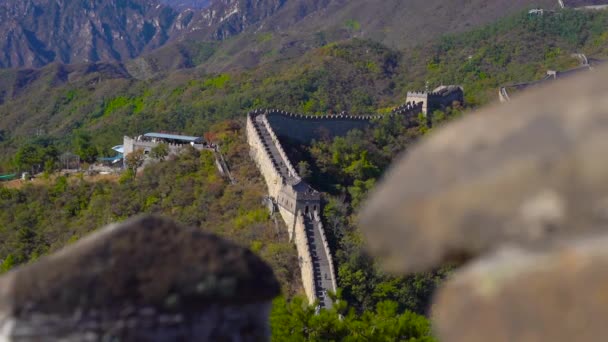 Slowmotion πλάνο της Κίνας Σινικό τείχος που υψώνεται επάνω στην πλευρά του βουνού σε μια αρχή της πτώσης — Αρχείο Βίντεο