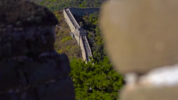 A kínai nagy fal, hogy emelkedik fel a hegy oldalán egy ősz elején Slowmotion lövés — Stock videók