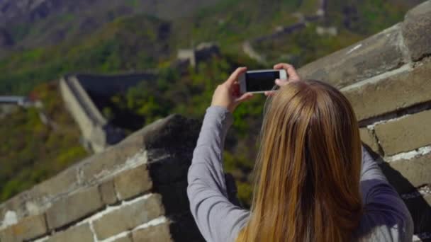 秋の初めに山の側は上がる中国万里の長城の彼女の携帯電話で写真を撮る女性の 2018 Slowmotion ショット — ストック動画