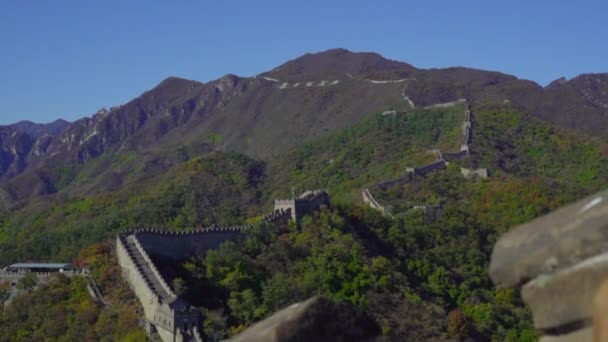 BEIJING, CHINA - 29 DE OCTUBRE DE 2018: Fotografía en cámara lenta de una mujer que toma una foto en su celular de la Gran Muralla China que se eleva por el lado de la montaña en un comienzo del otoño — Vídeo de stock