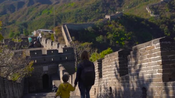 Steadicam-Aufnahme einer jungen Frau und ihres kleinen Sohnes, die die Treppe der chinesischen Mauer hinuntergehen — Stockvideo