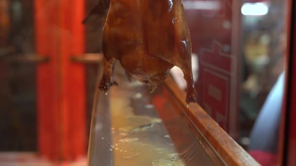 Tiro em câmera lenta de uma janela de café com famoso pato assado chinês tradicionalmente cozido — Vídeo de Stock