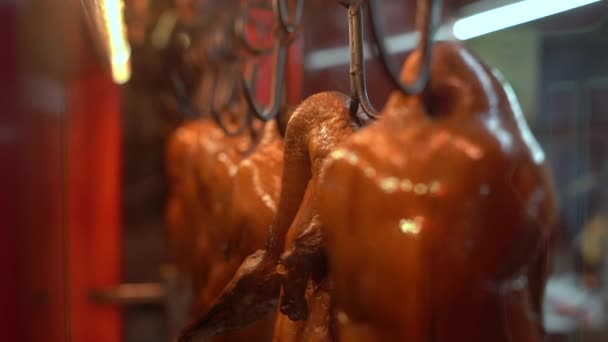 Fotografía en cámara lenta de una ventana de café con famoso pato asado chino tradicional — Vídeos de Stock