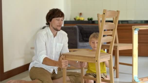 Vader Zoon Monteren Houten Meubilair Van Kleine Onderdelen Het Beëindigen — Stockvideo